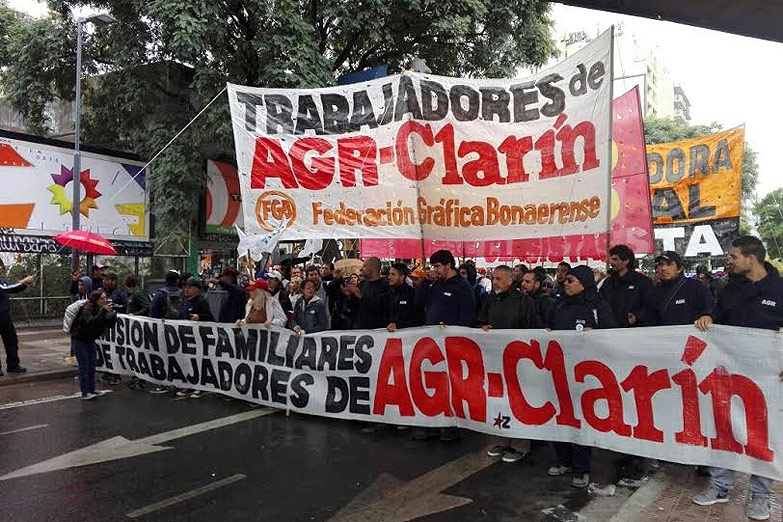 AGR: protestas frente a las redacciones de Clarín y Canal 13