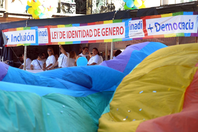 Separaron a dos chicas que se abrazaban en una plaza de Morón