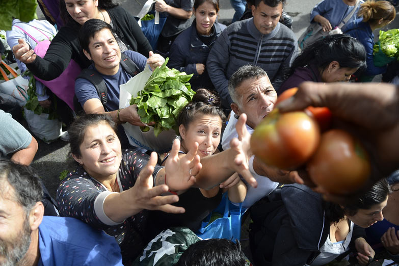 Con otro verdurazo en la Plaza productores reclaman créditos para tierras