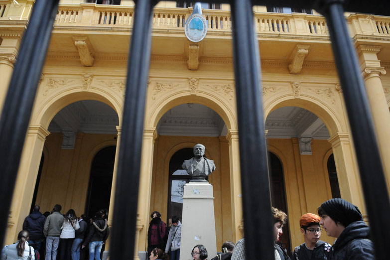 Mariano Acosta: tras los aprietes a estudiantes ahora quieren jubilar a la rectora