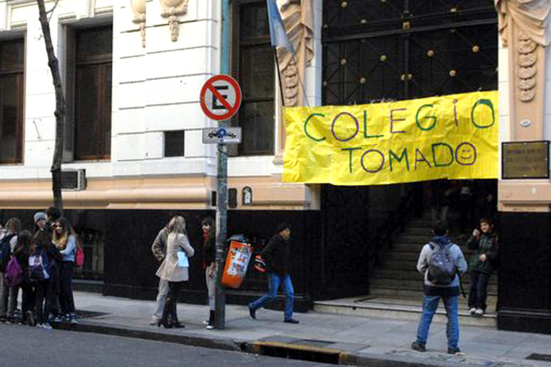 Toma en el Pellegrini por ascenso a un preceptor con antecedentes violentos