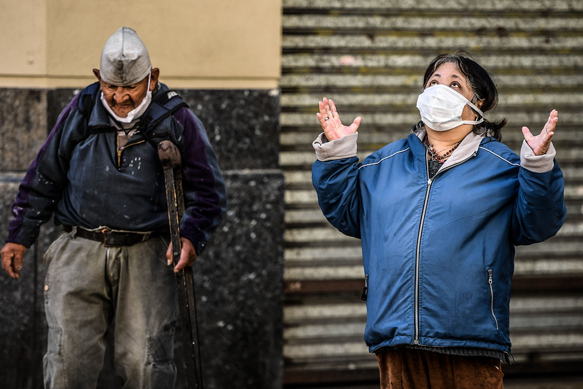 Vecinos del Barrio Padre Mugica piden donaciones para desinfectar