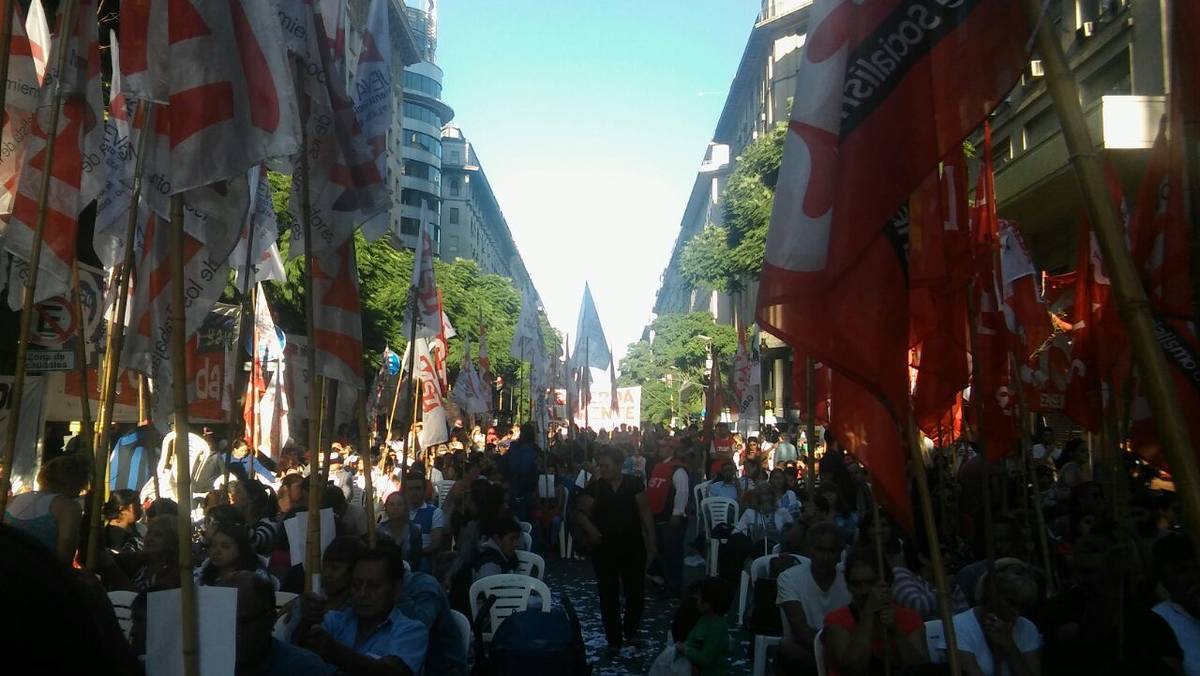 En el Obelisco y en la Plaza, la izquierda apuntó contra el gobierno y la oposición
