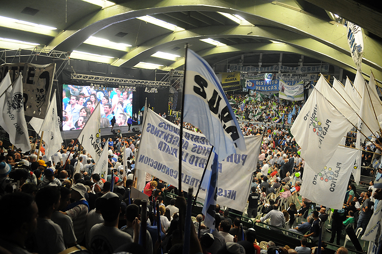 El Momo Venegas presentó al presidente como el «compañero Macri»