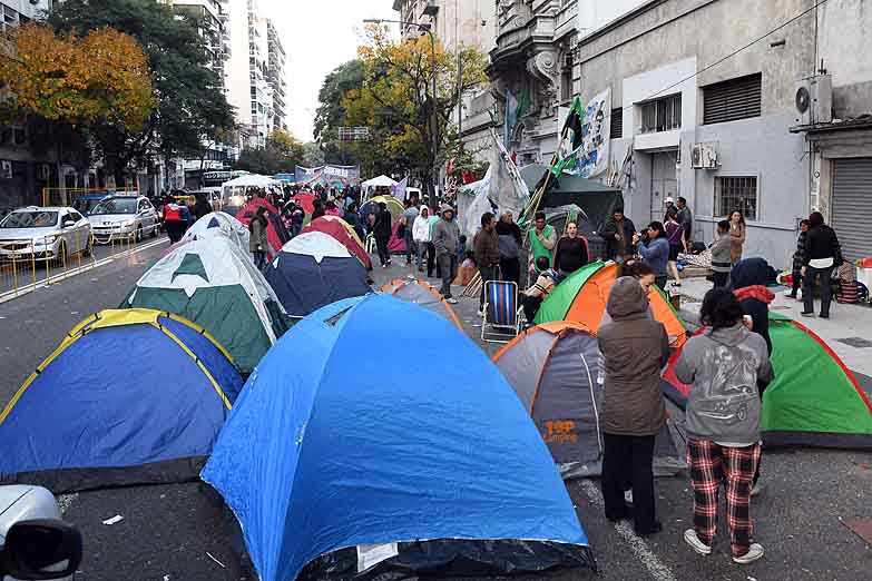 Acampe en reclamo por una ley de emergencia en violencia de género