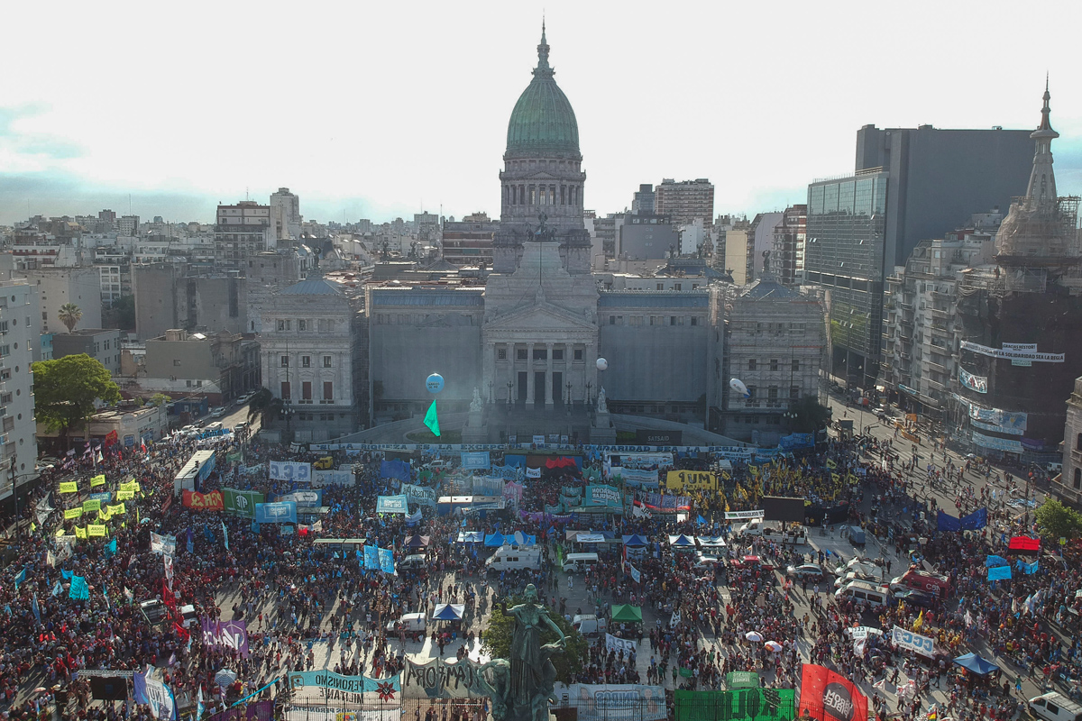 En el Día del Militante, una multitud apoyó al Gobierno con caravanas en todo el país