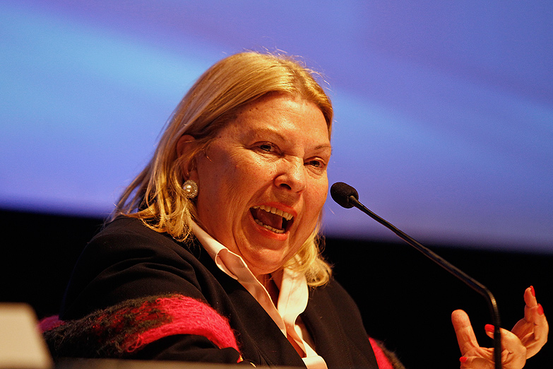 Apareció Carrió con una insólita postura