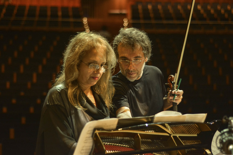 «Manos a las obras» le saca el almidón a la música clásica