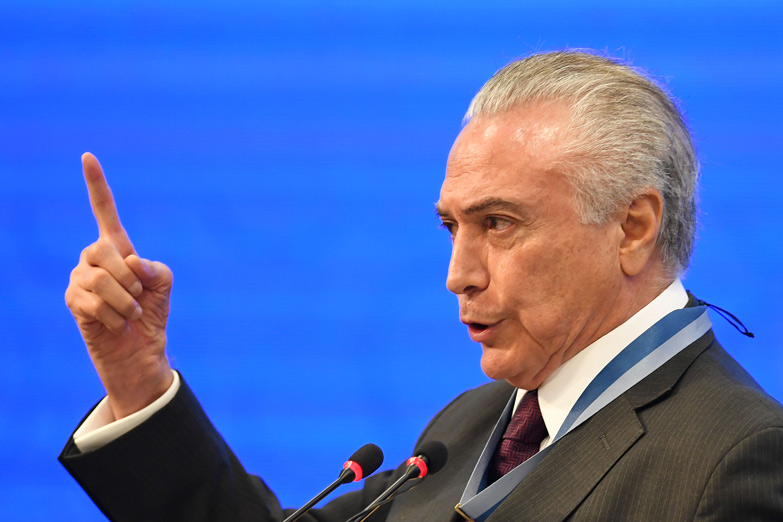 Con mínima popularidad, Michel Temer defiende sus reformas