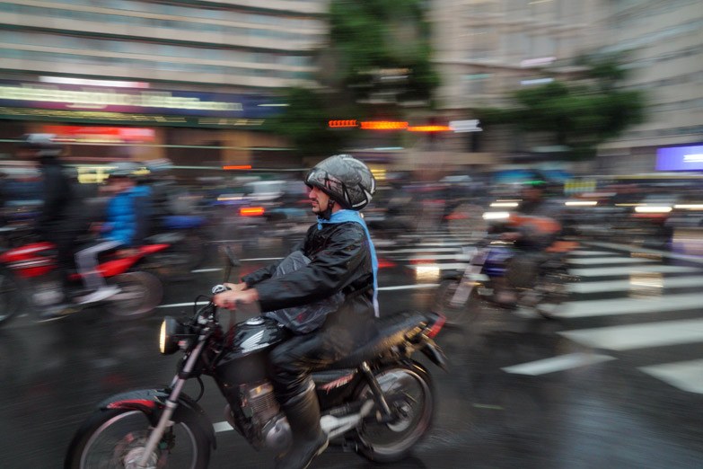 Marcha atrás en moto: no deberán usar número de patente en cascos