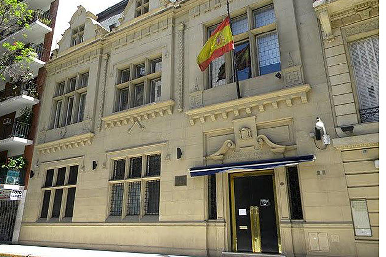 Huelga por tiempo indeterminado en los consulados españoles en Argentina