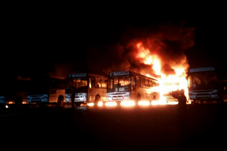 Otro ataque terrorista en Venezuela: incendiaron 51 omnibus de pasajeros