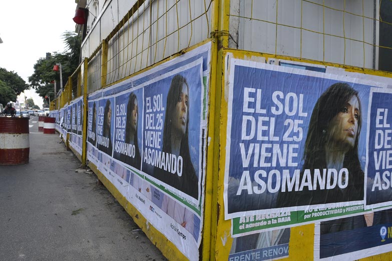 Aparecieron carteles que anticipan la candidatura de Cristina