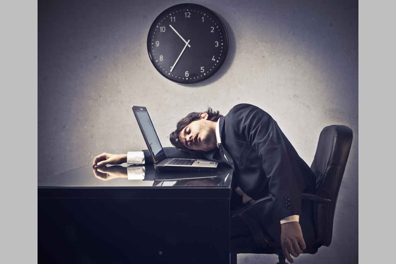 El 85% de los trabajadores duerme menos de lo recomendado