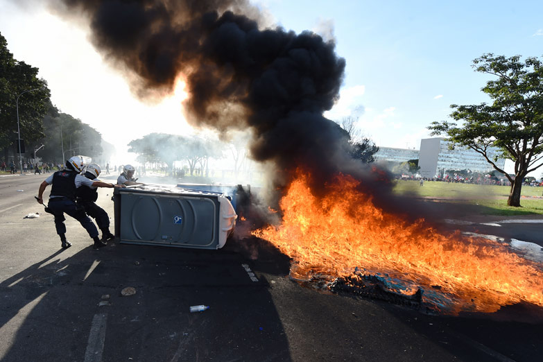 Temer convoca al Ejército para frenar la movilización popular en Brasilia