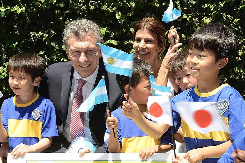 Macri difundió un polémico video de niños trabajando en una escuela