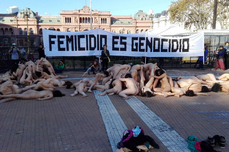 Impactante desnudo de protesta en el Congreso, Tribunales y Casa Rosada