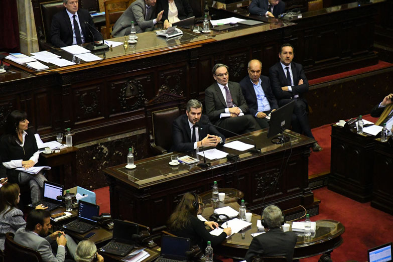 Peña volvió a cruzarse con el kirchnerismo en su informe mensual en Diputados