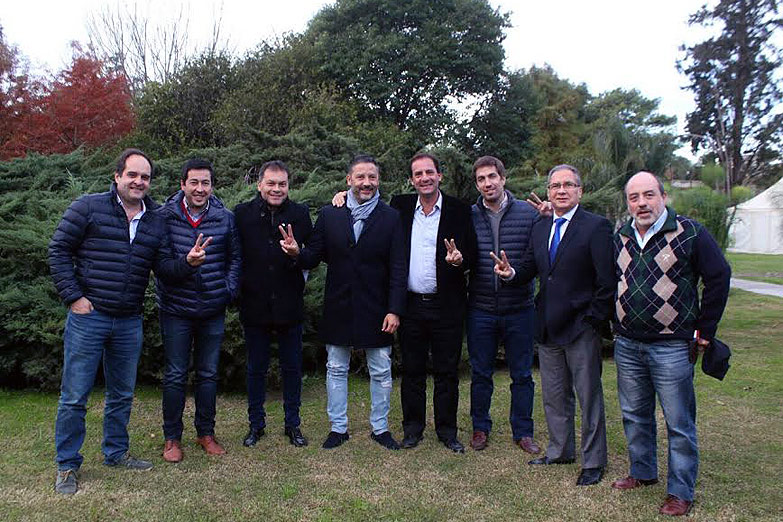 Más intendentes bonaerenses ratificaron la conducción de CFK