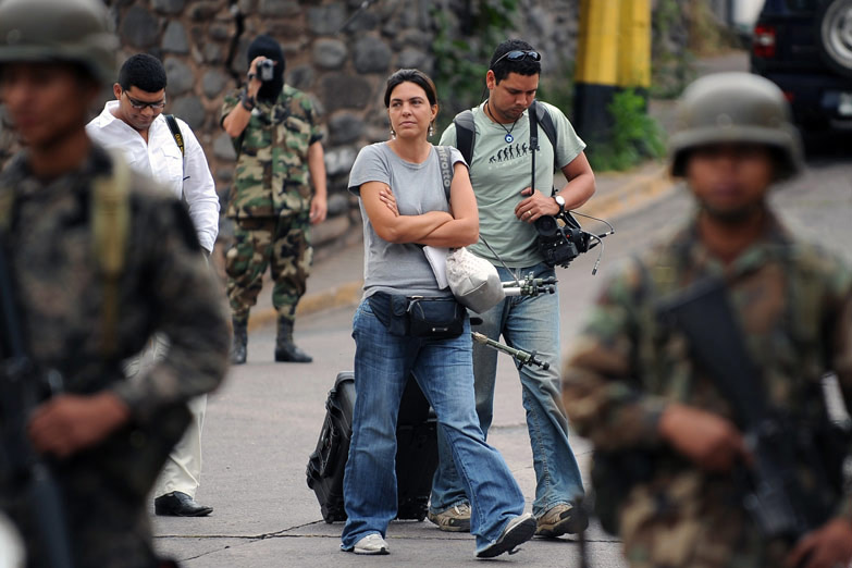 Balearon a una periodista de Telesur que cubría un acto de la oposición venezolana