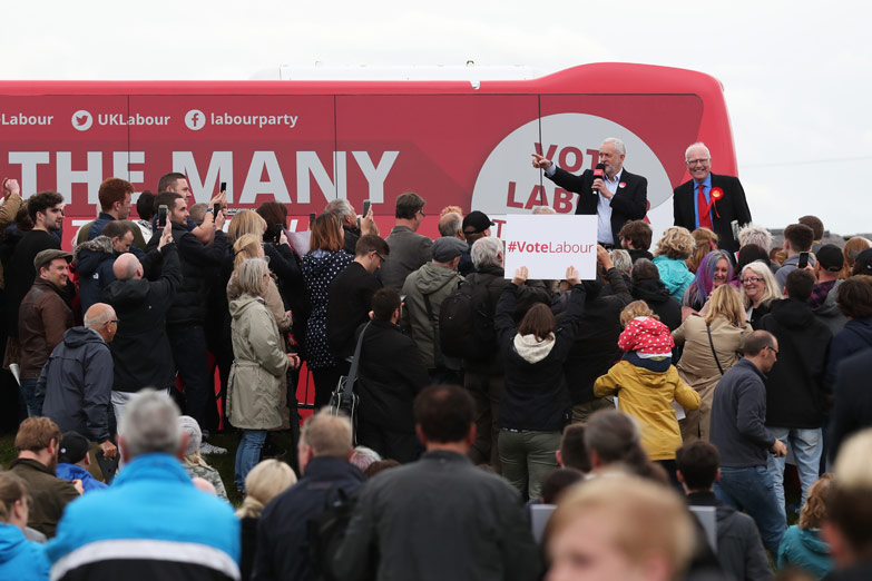 Homenajes y críticas a la política de seguridad en el final de campaña británica