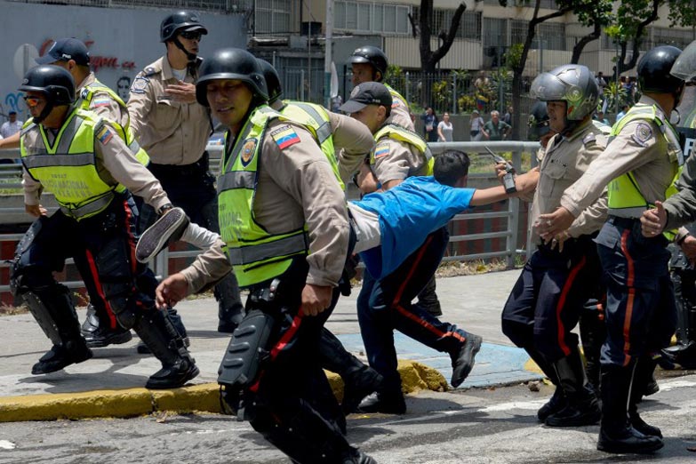 Sancionarán a policías venezolanos por abusos en una marcha opositora