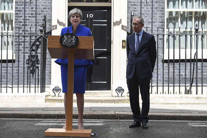 May resiste los pedidos de renuncia y anuncia que formará gobierno