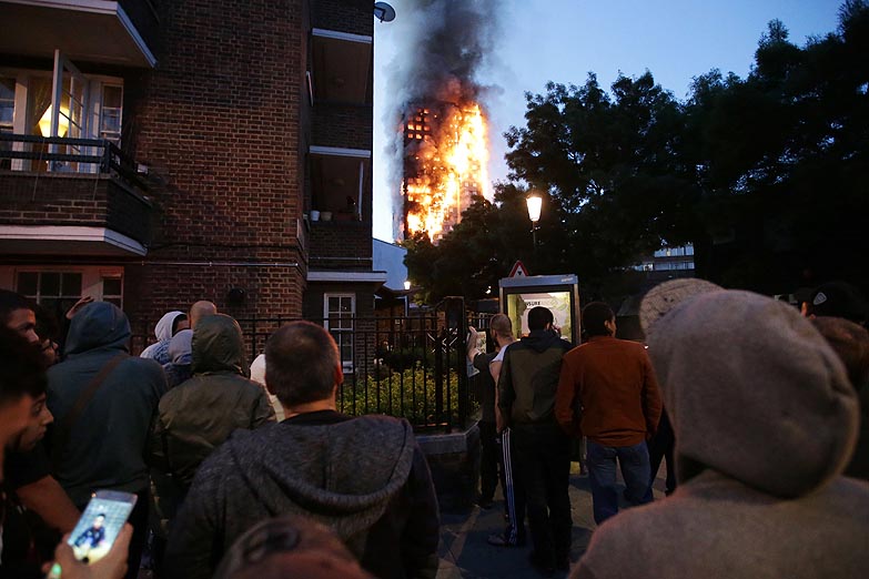 Al menos 12 muertos en el incendio de un edificio de Londres