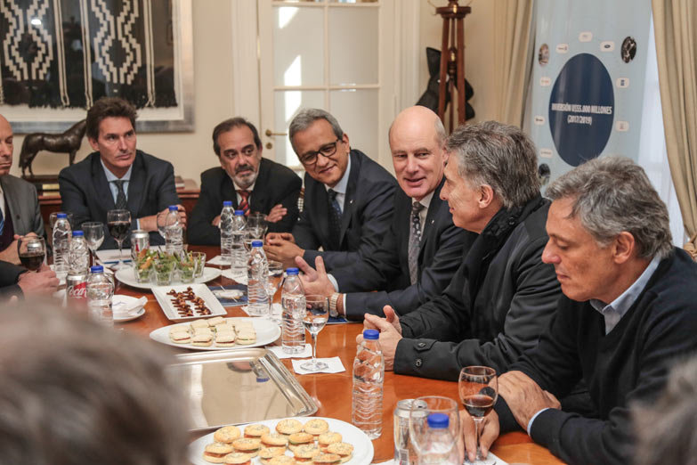 Junto a Macri, Cabrera esquivó el problema de importación de autos