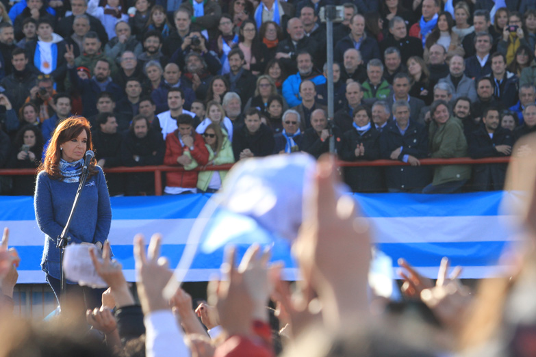 La nueva estética del acto de Cristina generó apoyos y críticas