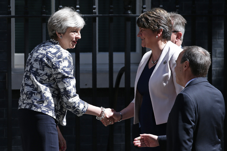 Theresa May compró el apoyo de los unionistas irlandeses por mil millones de libras