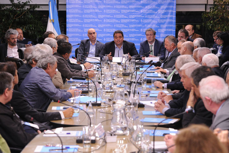 El salario mínimo subirá 24% en un año y en tres tramos