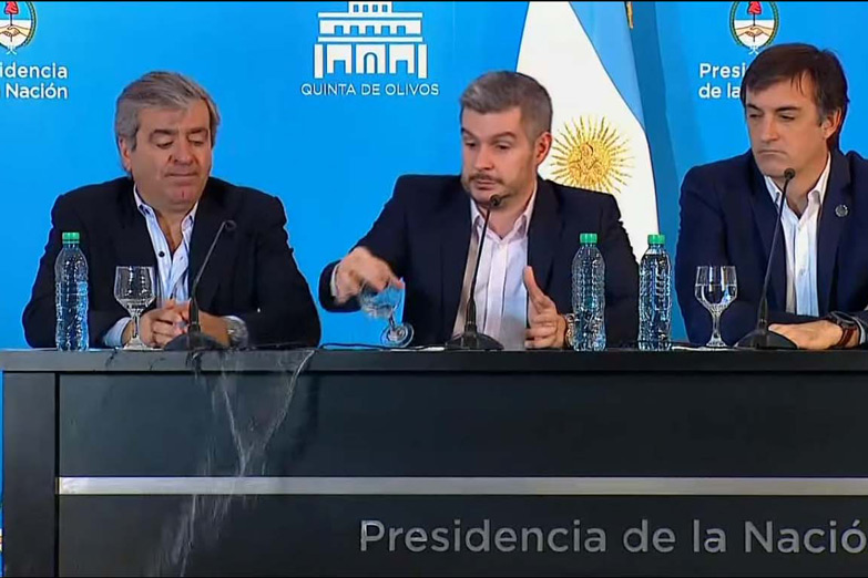 Peña tiró un vaso con agua en plena conferencia de prensa