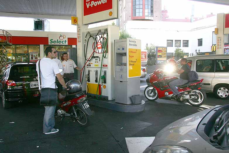 Llenar el tanque ya cuesta casi 1000 pesos