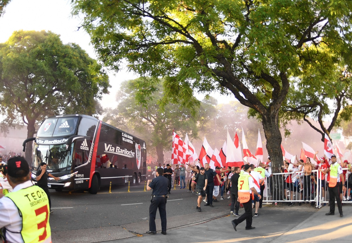A pesar de la tristeza, miles de hinchas de River recibieron al equipo en el Monumental