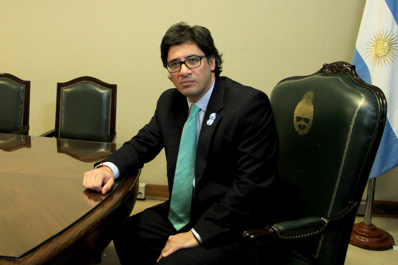 «Debe dar un paso al costado y asumir su defensa»