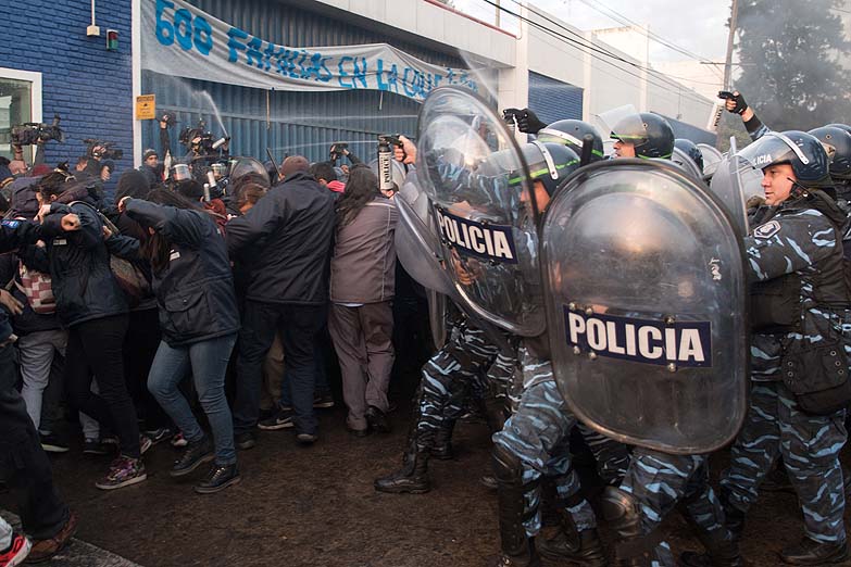 Desalojo en PepsiCo: la Bonaerense y Gendarmería reprimieron a los trabajadores despedidos