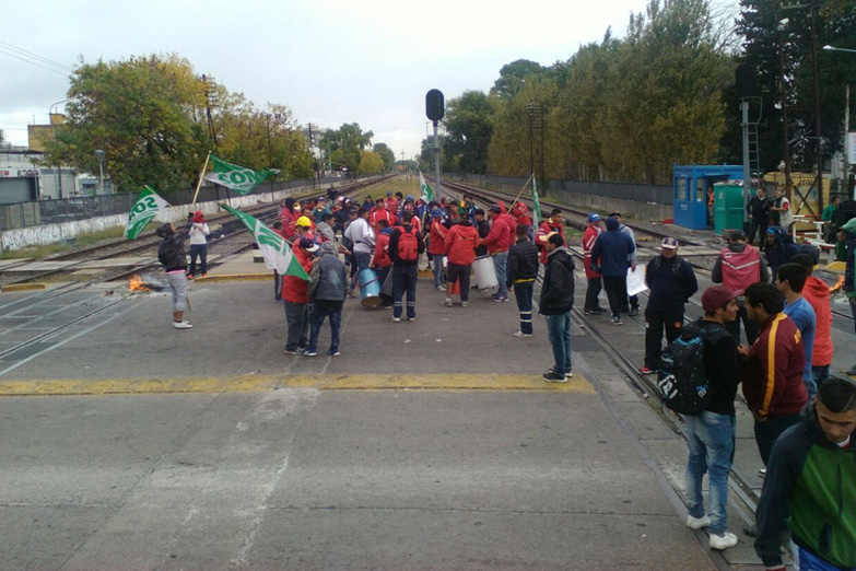 Paro y corte de vías en el Sarmiento en solidaridad con Pepsico