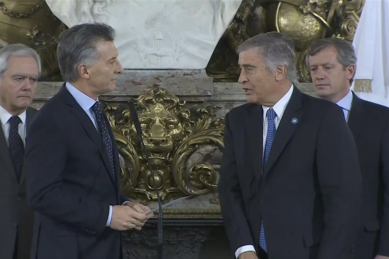 Macri tomó juramento de los nuevos ministros en Educación y Defensa