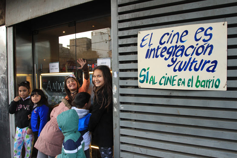 Niños de un merendero fueron por primera vez al cine a una sala que el gobierno cerrará a fin de mes