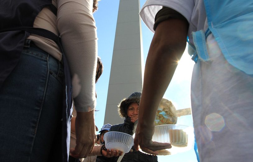 Ollas populares y cortes de calle en reclamo por la emergencia alimentaria