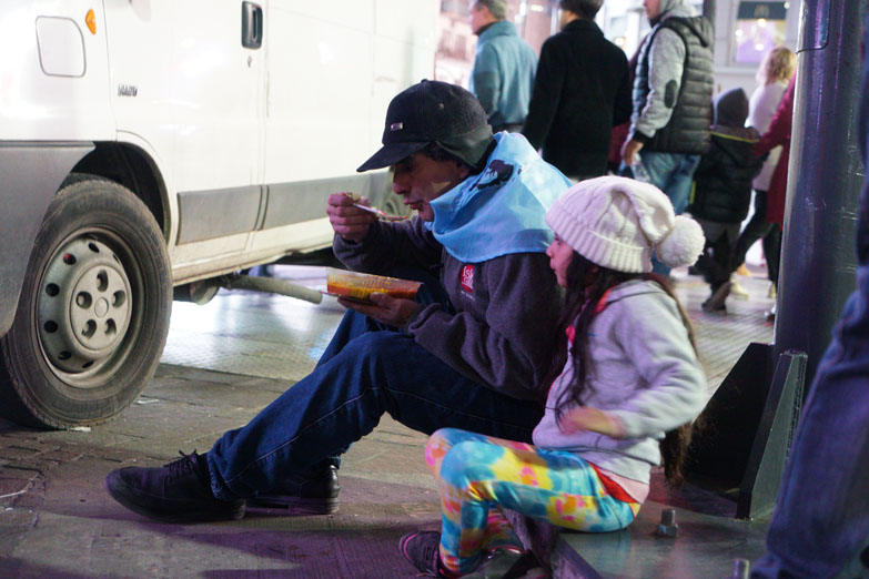 El contraste del Obelisco: ollas populares y festejos oficiales por el Día del Amigo