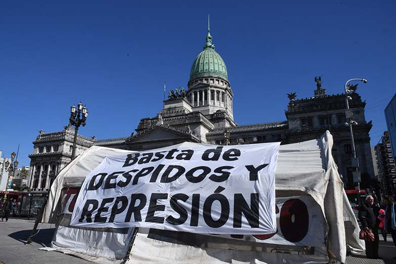 La carpa de los despedidos de Pepsico recibió masivas muestra de apoyo