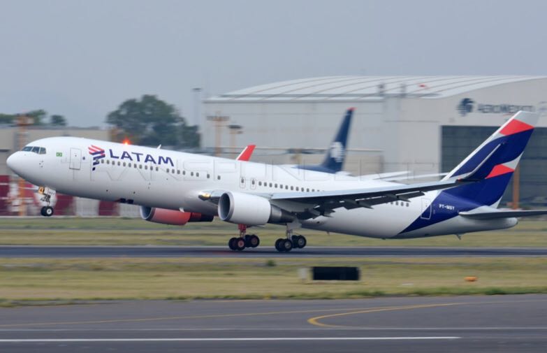 Shock en el mercado aeronáutico: Latam anunció su retiro del país y deja 1700 trabajadores en vilo