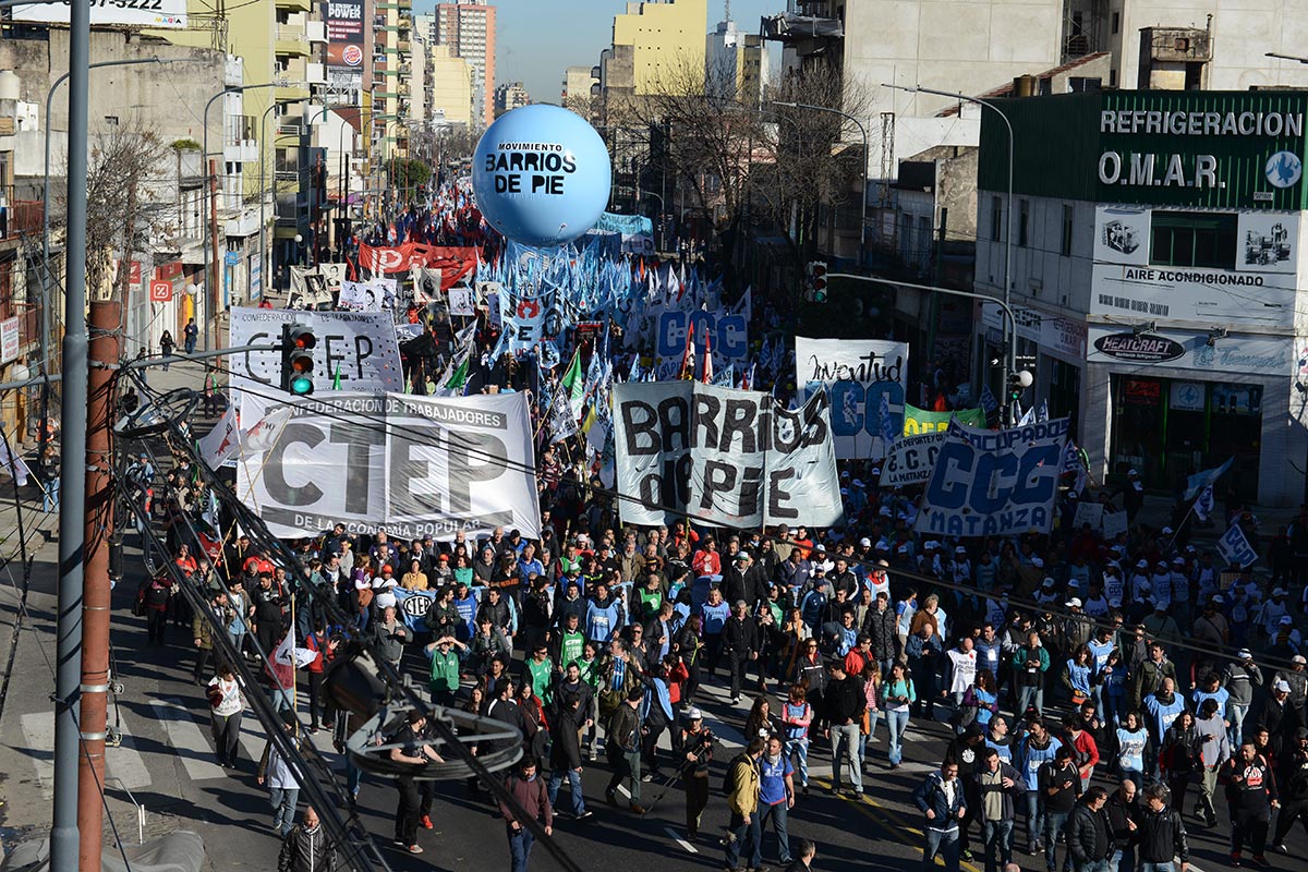 Alberto se apoya en los movimientos sociales para crear 1 millón de empleos por año