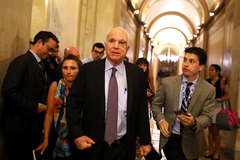 El republicano McCain salvó al Obamacare