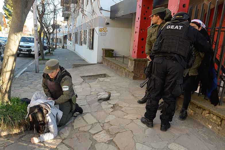Reprimen protesta mapuche en Bariloche y detienen a 9 personas