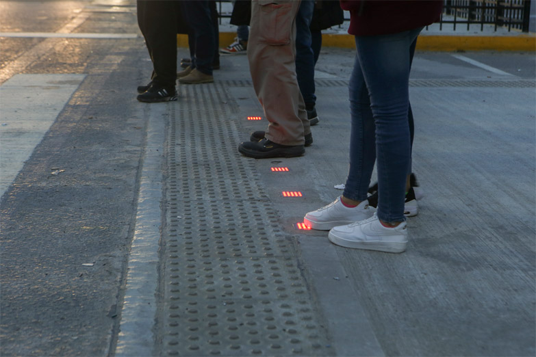 La Ciudad tendrá semáforos en el suelo para los adictos al celular