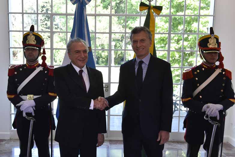 Desde lo simbólico y desde lo institucional, Macri arremete contra Maduro