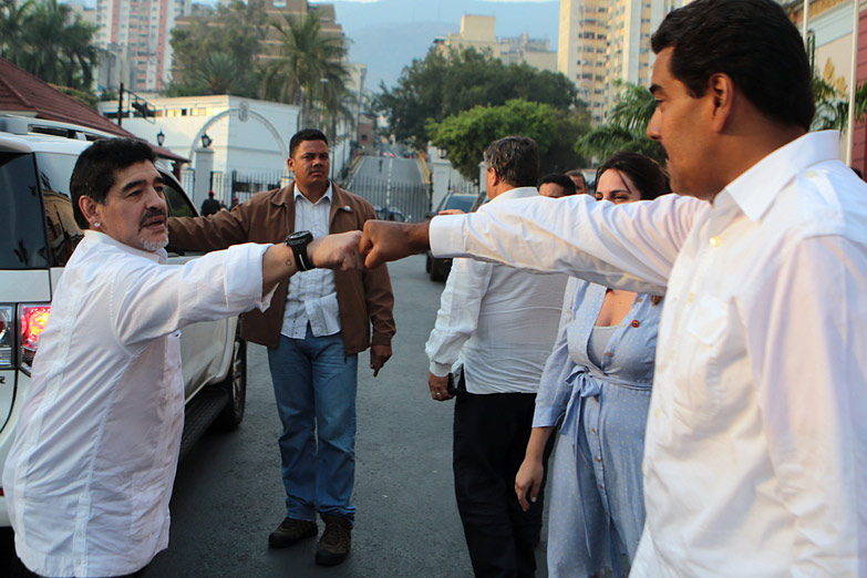 Maradona se ofrece como soldado bolivariano